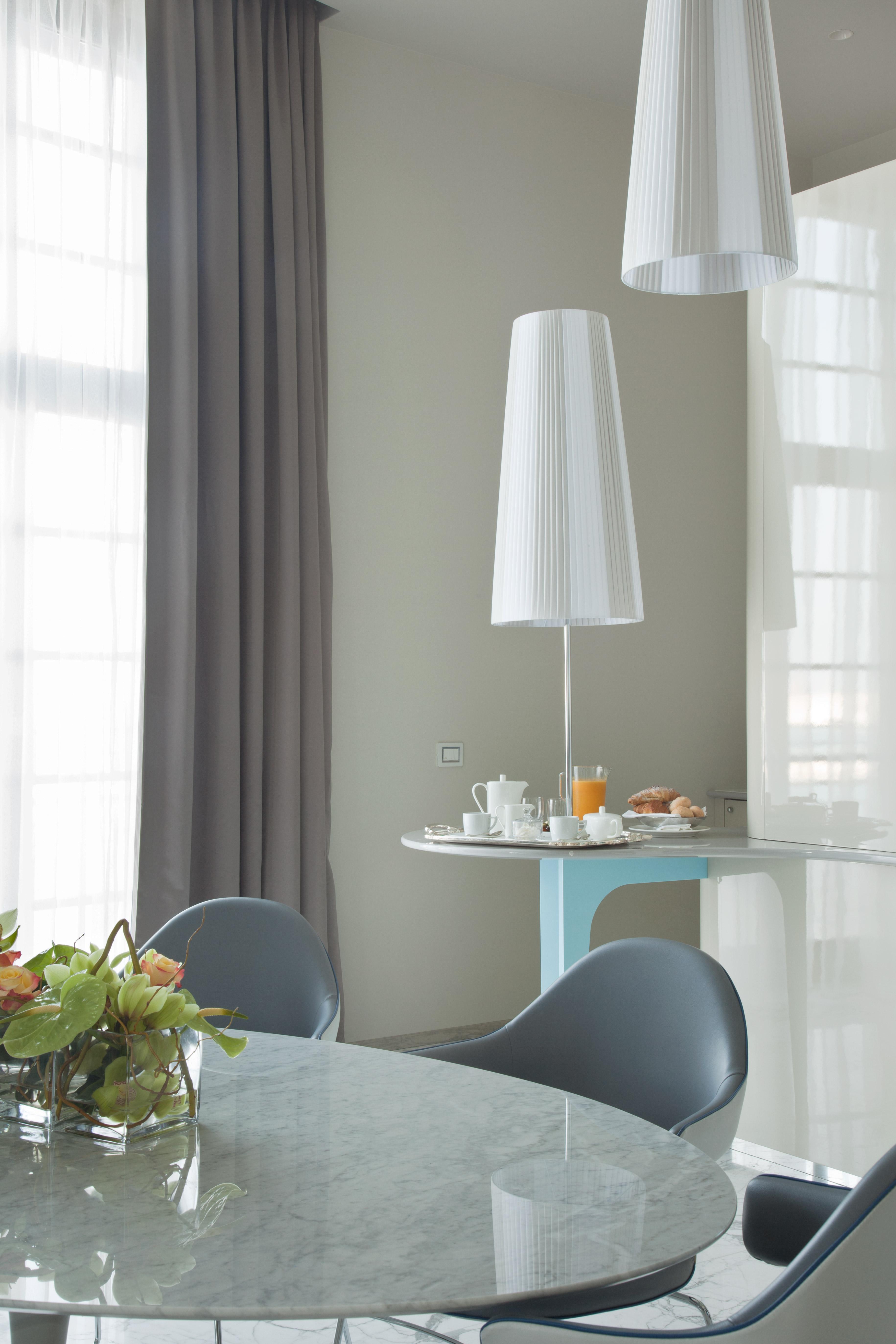 iH ホテルズ バリ グランデ アルベルゴ デッレ ナツィオーニ バーリ エクステリア 写真 A floor lamp
