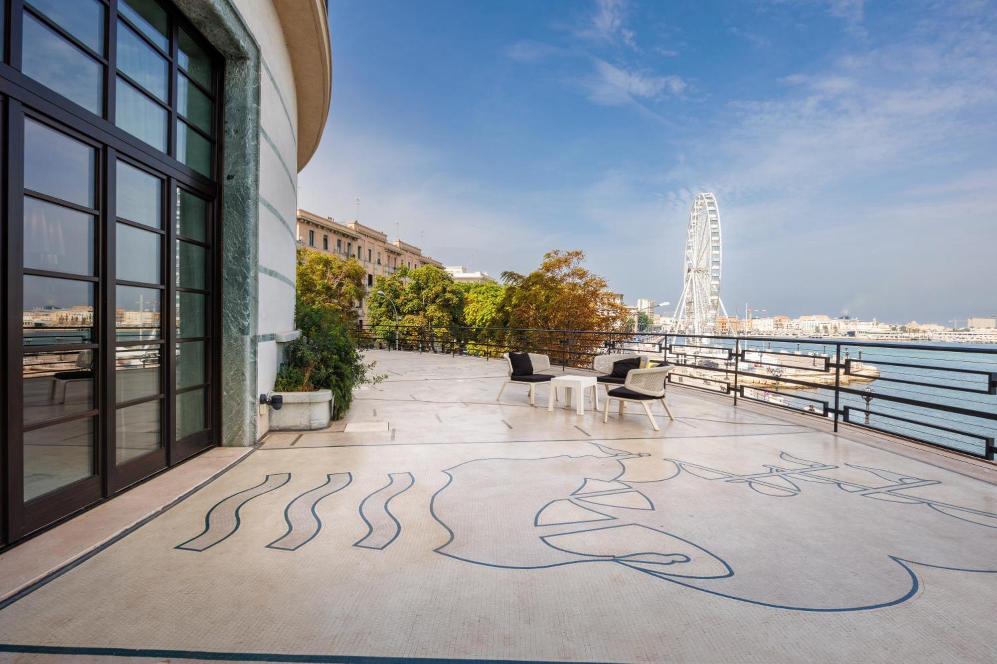 iH ホテルズ バリ グランデ アルベルゴ デッレ ナツィオーニ バーリ エクステリア 写真 The terrace of the museum