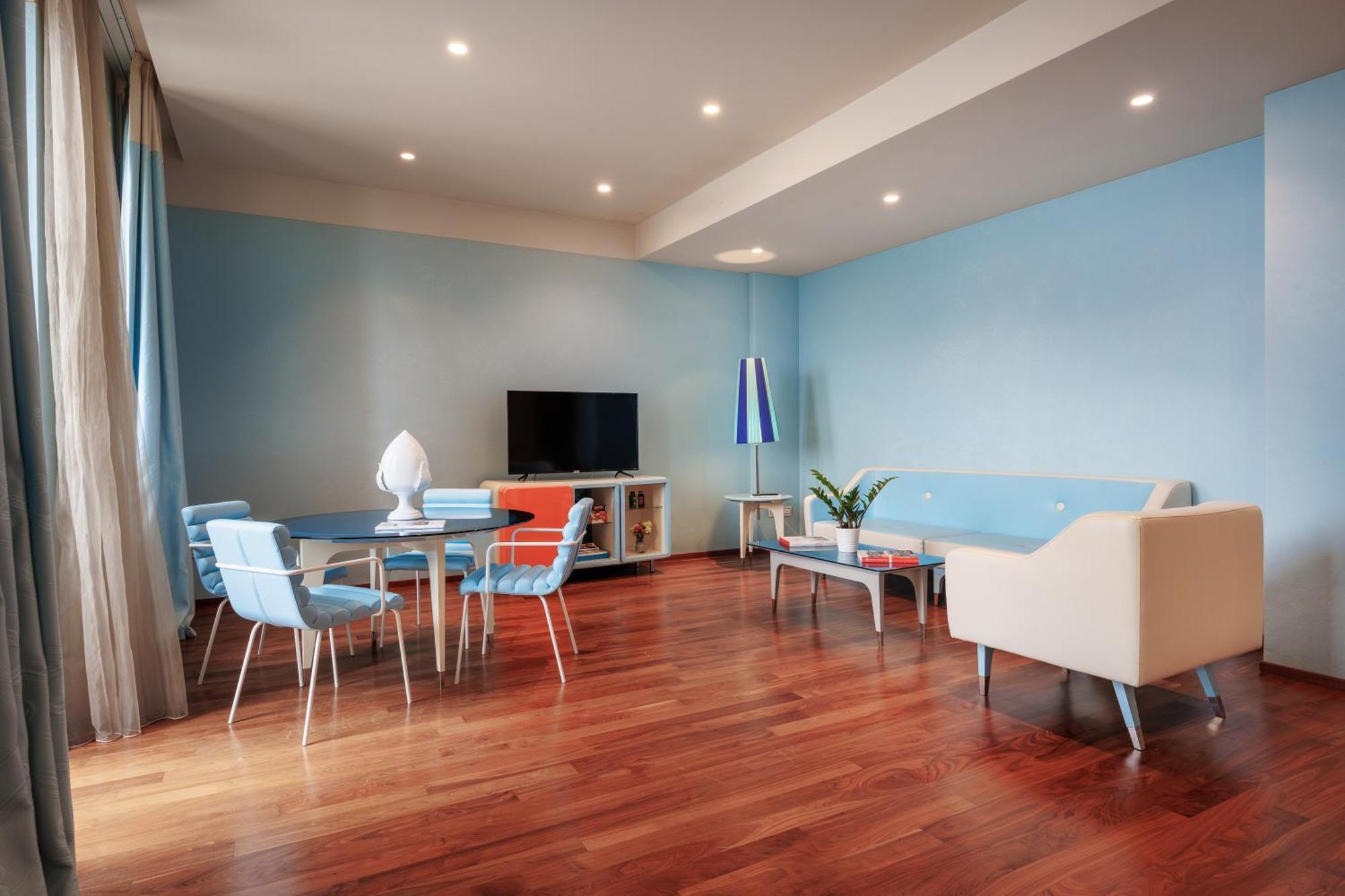 iH ホテルズ バリ グランデ アルベルゴ デッレ ナツィオーニ バーリ エクステリア 写真 A living room with a hardwood floor