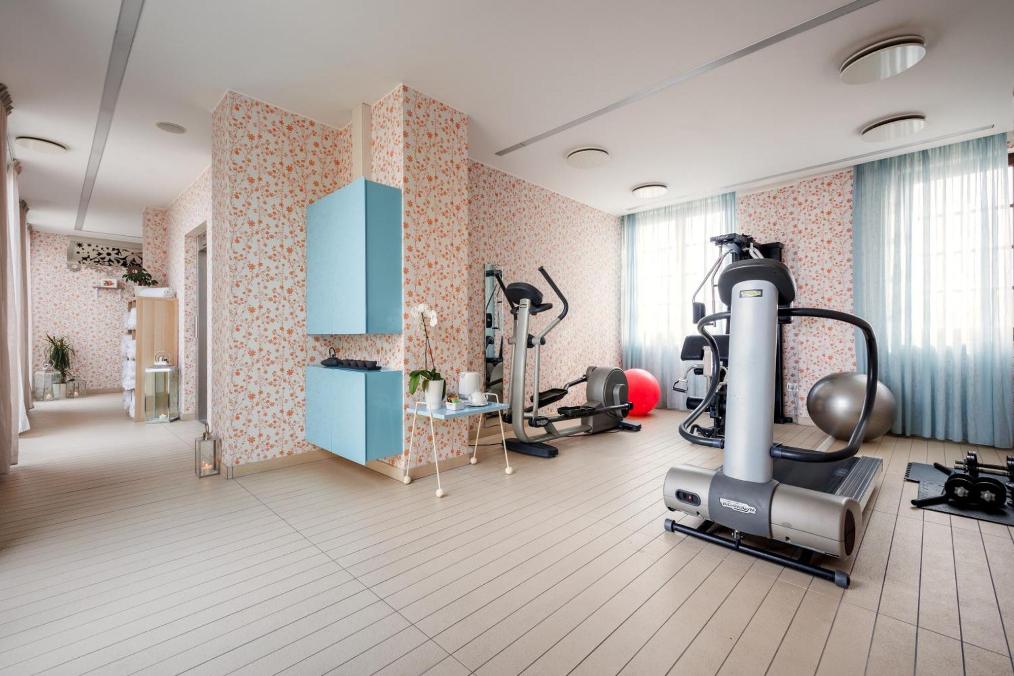 iH ホテルズ バリ グランデ アルベルゴ デッレ ナツィオーニ バーリ エクステリア 写真 A home gym