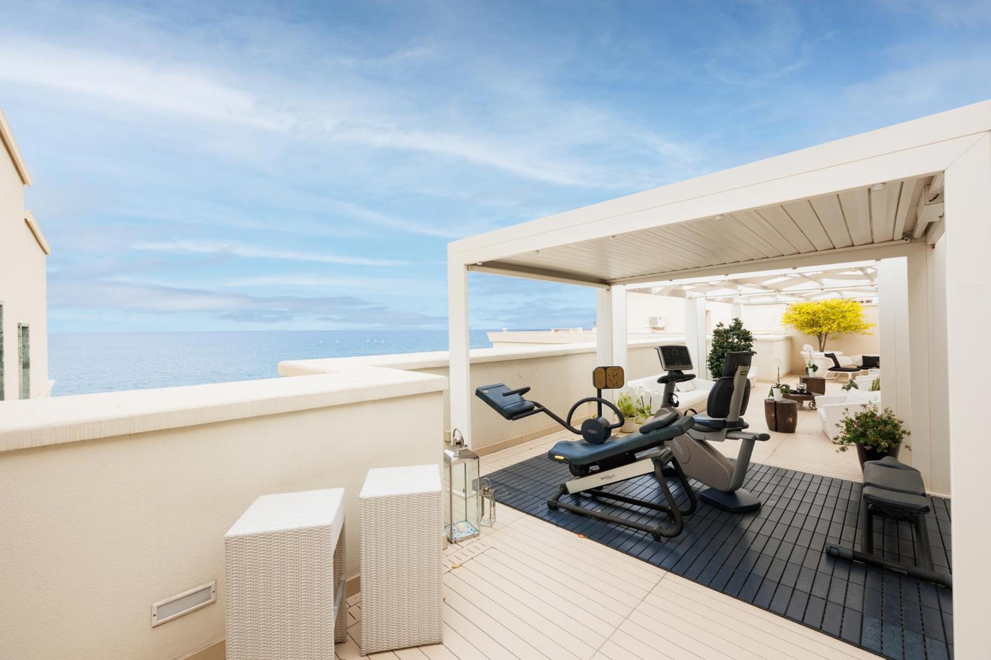iH ホテルズ バリ グランデ アルベルゴ デッレ ナツィオーニ バーリ エクステリア 写真 The gym at the top of the hotel