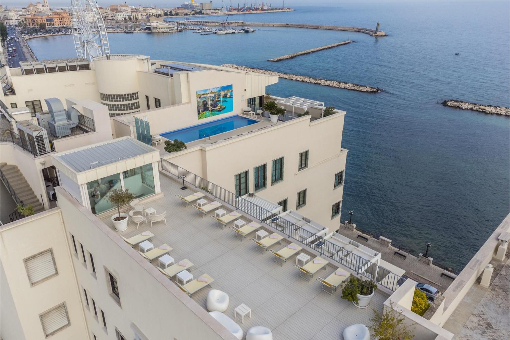 iH ホテルズ バリ グランデ アルベルゴ デッレ ナツィオーニ バーリ エクステリア 写真 The pool at the top of the hotel