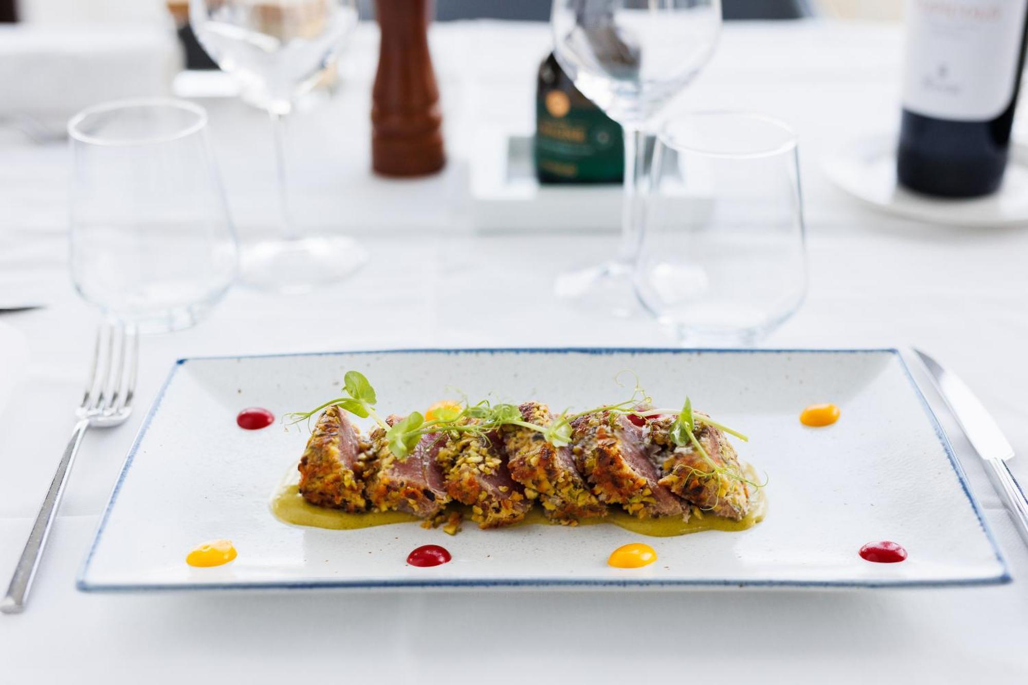 iH ホテルズ バリ グランデ アルベルゴ デッレ ナツィオーニ バーリ エクステリア 写真 A prepared dish of tuna