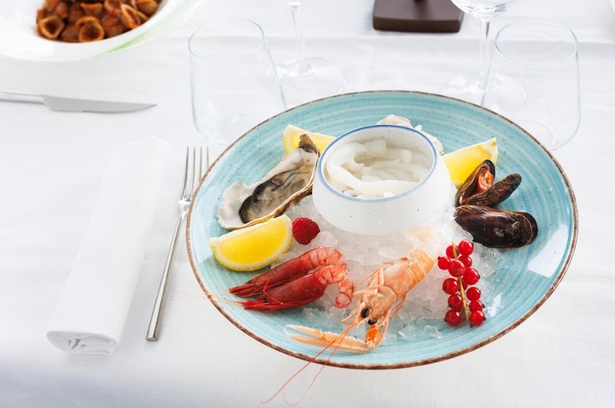 iH ホテルズ バリ グランデ アルベルゴ デッレ ナツィオーニ バーリ エクステリア 写真 Seafood on ice