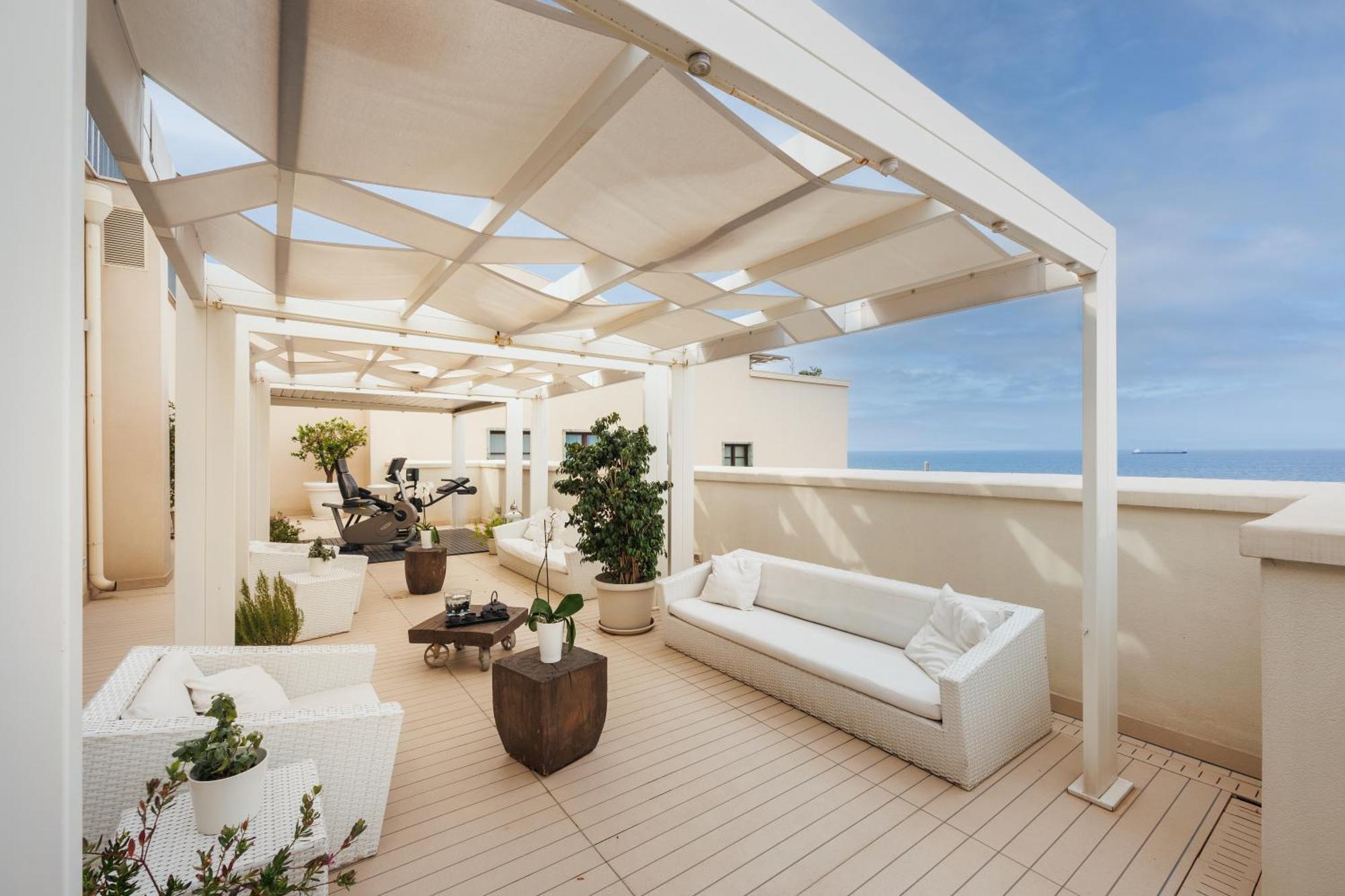 iH ホテルズ バリ グランデ アルベルゴ デッレ ナツィオーニ バーリ エクステリア 写真 A rooftop terrace